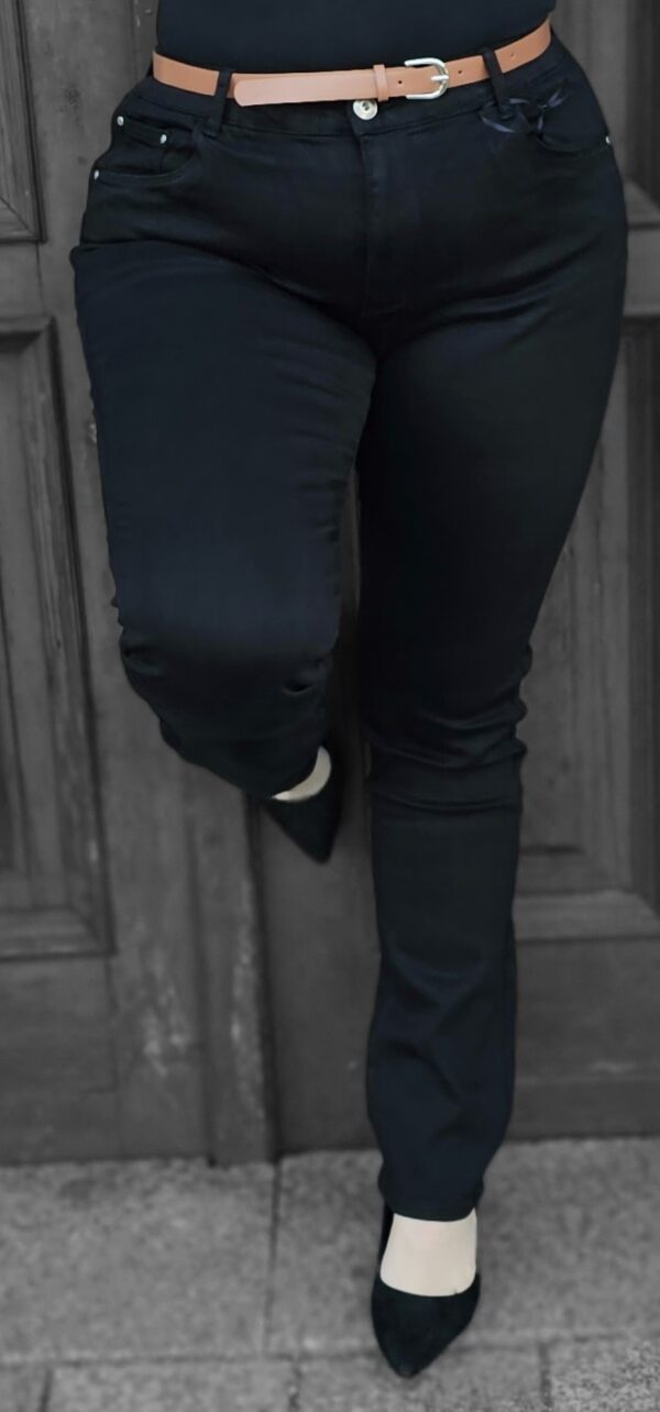 Czarne spodnie z miękkiego jeansu, z paskiem roz 42