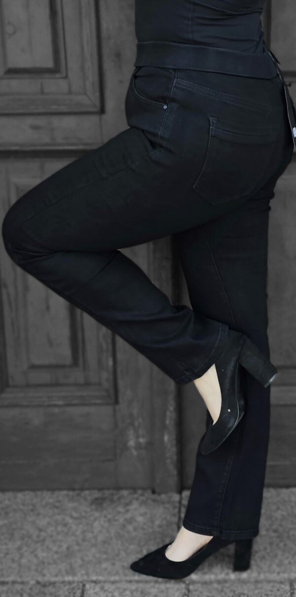 Czarne spodnie jeansowe z paskiem gumowym