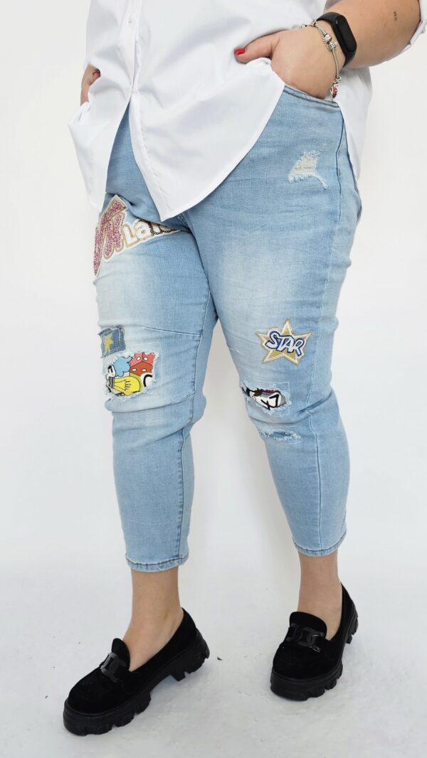 Spodnie jeansowe z naszywkami na przodzie - rozmiary