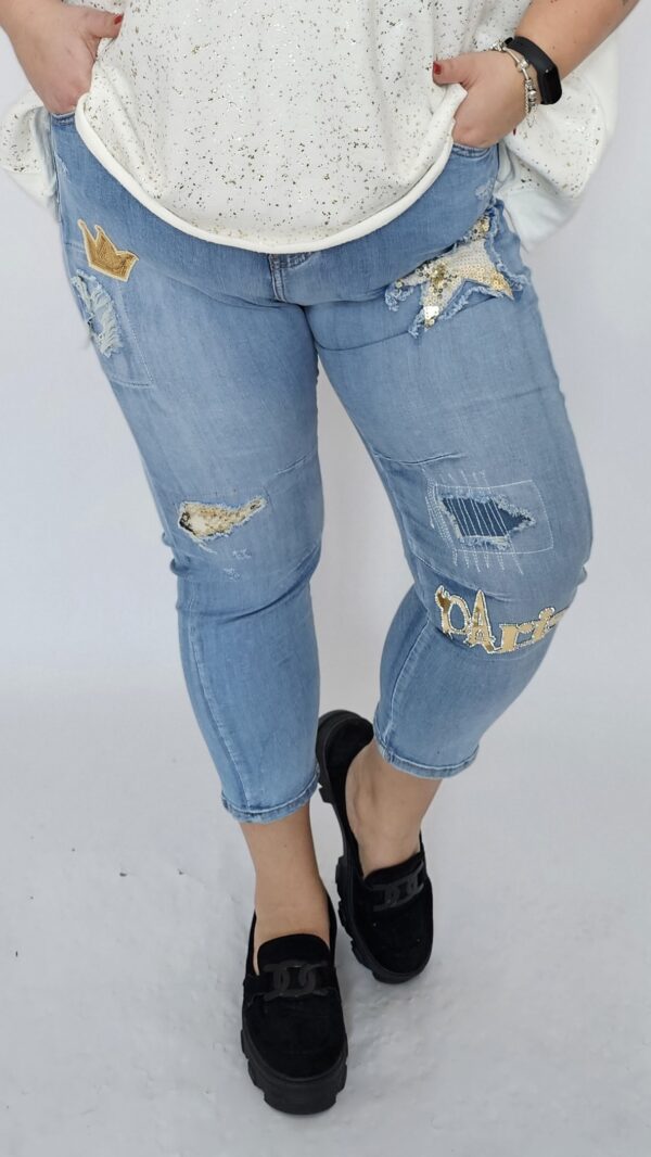 Spodnie jeansowe z naszywkami na przodzie