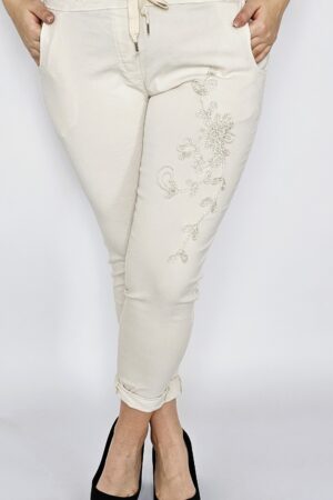 Spodnie gnieciuchy z haftowanym kwiatem na przodzie - kremowe