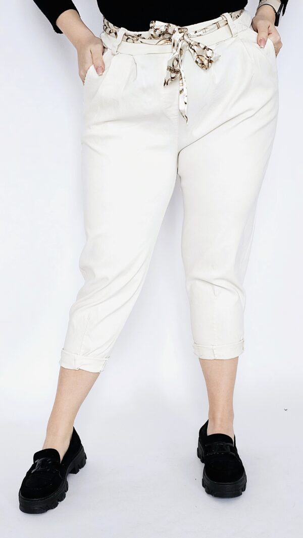 Spodnie materiałowe z ozdobną wstążką - białe
