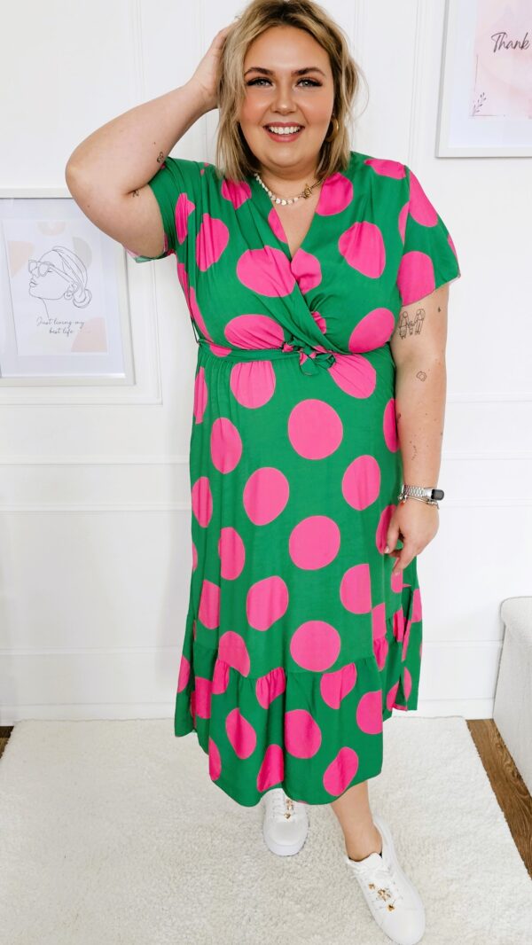 Długa sukienka z wzorem po całości, dekolt zakładany - zielono - różowe kropki