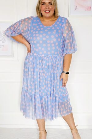 Sukienka siateczkowa z wzorem w kropki - niebiesko / różowa